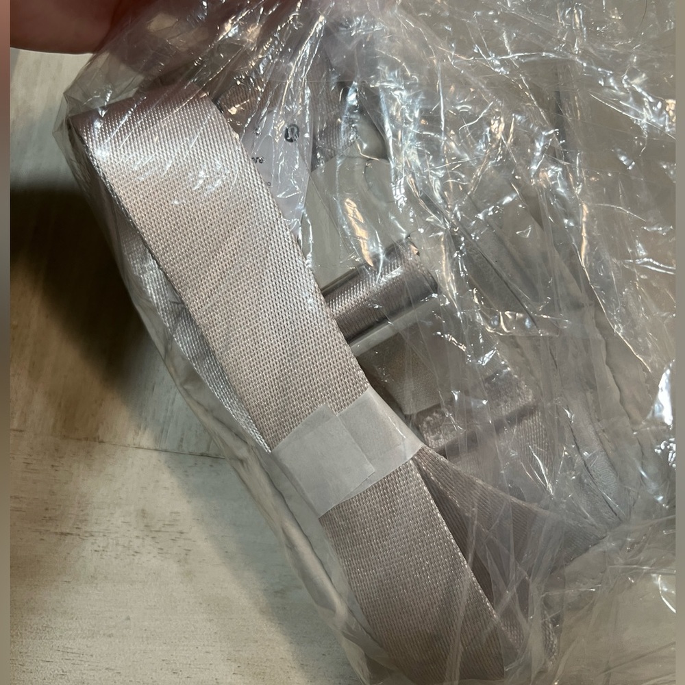 Lululemon Everywhere Belt Bag 1L in White Opal - Picture 3 of 3